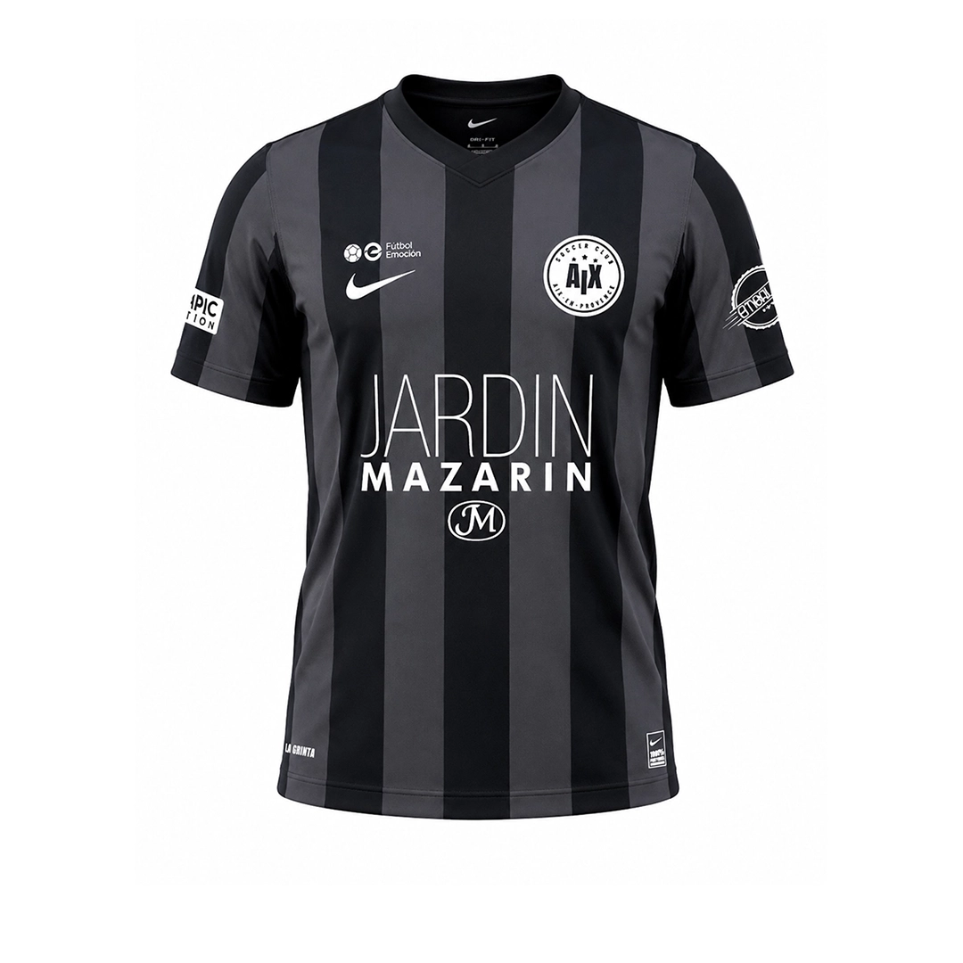 Le Maillot Domicile 2025/2026 est un maillot de sport noir à rayure grise, comportant le logo du sponsor « Jardin Mazarin » et l'insigne circulaire blanc AIX sur la poitrine. Le logo Nike est affiché sur le côté droit et « LA GRINTA » est imprimé près du bas.