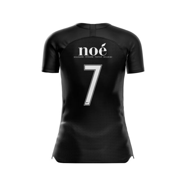 Le maillot Domicile 2024/2025 est présenté de dos, mettant en valeur le numéro 7 en imprimé blanc proéminent. Au-dessus du numéro, « noé » est imprimé avec un texte plus petit en dessous. Le maillot présente des manches courtes et présente une coupe ajustée en noir.