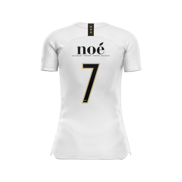 L'image représente le maillot d'athlétisme Maillot Domicile pour la saison 2024/2025 en blanc, vu de dos. Un numéro 7 noir et or est bien visible au centre, avec un logo noir et or au-dessus qui comprend le mot « noé » et un texte français supplémentaire désignant une pâtisserie.