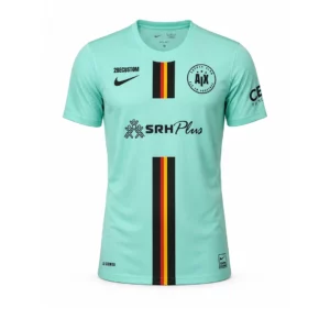 Le maillot Third 2024/2025 est bleu sarcelle avec des bandes verticales noires, rouges et jaunes au centre. Il comporte les logos des sponsors « SRH Plus ». Un badge d'équipe circulaire noir est situé sur la poitrine gauche.