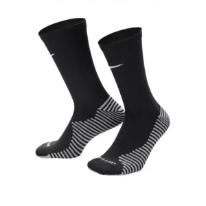 Une paire de chaussettes noires basses avec des logos Nike blancs près du haut du devant. L'une porte l'inscription « LEFT » sur la zone des orteils, tandis que l'autre porte l'inscription « RIGHT ». Les deux chaussettes comprennent des revers côtelés, ce qui les rend idéales pour les chaussettes.