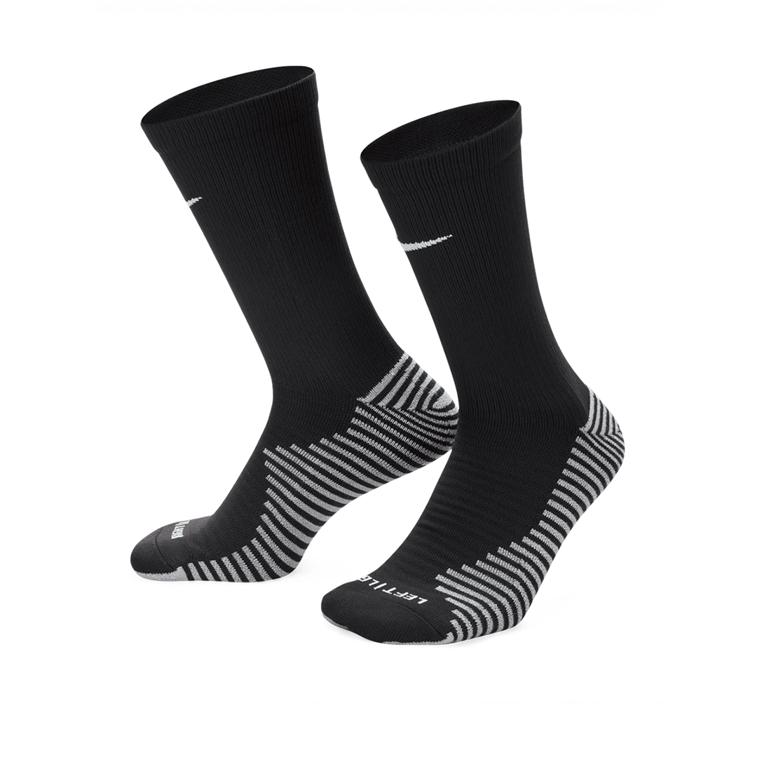 Une paire de chaussettes noires basses avec des logos Nike blancs près du haut du devant. L'une porte l'inscription « LEFT » sur la zone des orteils, tandis que l'autre porte l'inscription « RIGHT ». Les deux chaussettes comprennent des revers côtelés, ce qui les rend idéales pour les chaussettes.