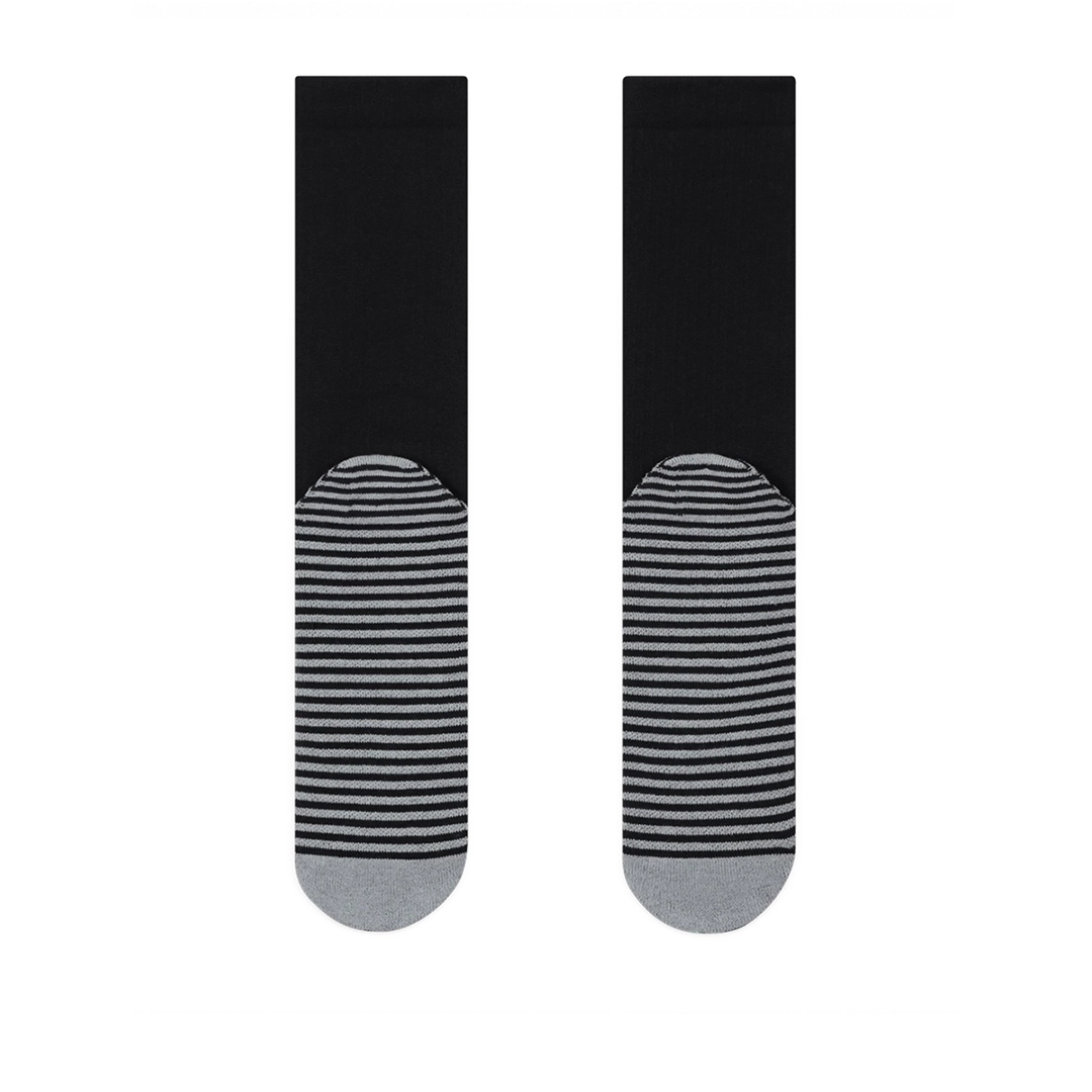 Une paire de chaussettes noires basses avec des logos Nike blancs près du haut du devant. L'une porte l'inscription « LEFT » sur la zone des orteils, tandis que l'autre porte l'inscription « RIGHT ». Les deux chaussettes comprennent des revers côtelés, ce qui les rend idéales pour les chaussettes.