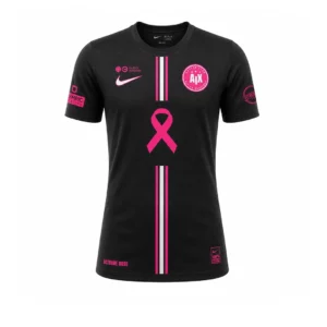 Le Maillot Octobre Rose 2025/2026 est un maillot de sport noir avec des bandes rose et blanc au milieu, comportant le logo du sponsor « Lutte contre le Cancer du Sein » et l'insigne circulaire rose AIX sur la poitrine. Le logo Nike est affiché sur le côté droit et « LA GRINTA » est imprimé près du bas.