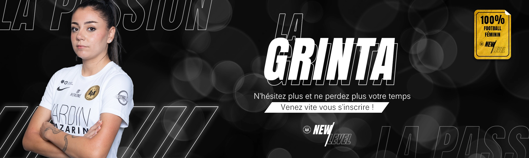 Une jeune femme en chemise blanche pose avec assurance, les poings serrés et un sourire sur un fond sombre avec du texte. Le texte dit « La Grinta » en grandes lettres, à côté d'un message encourageant à s'inscrire rapidement. L'image fait la promotion d'un programme de football 100 % féminin mettant en vedette leur nouvelle mascotte.